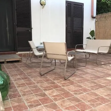Casa Al Centro Tre Stanze Tre Bagni Giardino E Volte דירה Arnesano