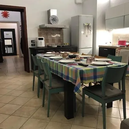 Casa Al Centro Tre Stanze Tre Bagni Giardino E Volte *